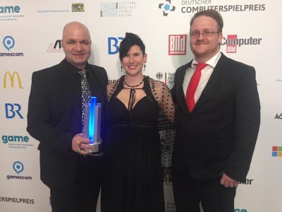 Foto ricordo durante la premiazione, da sinistra:  Björn Pankratz, Jennifer Pankratz che tutti conosciamo e Florian Emmerich (Global PR Manager presso THQNordic)